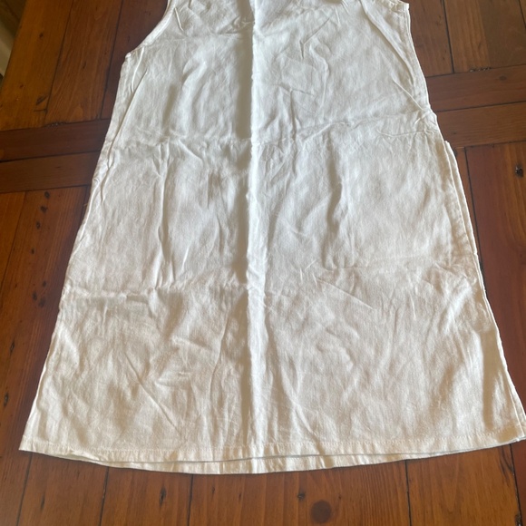 Simple White Shift Dress - Picture 5 of 6